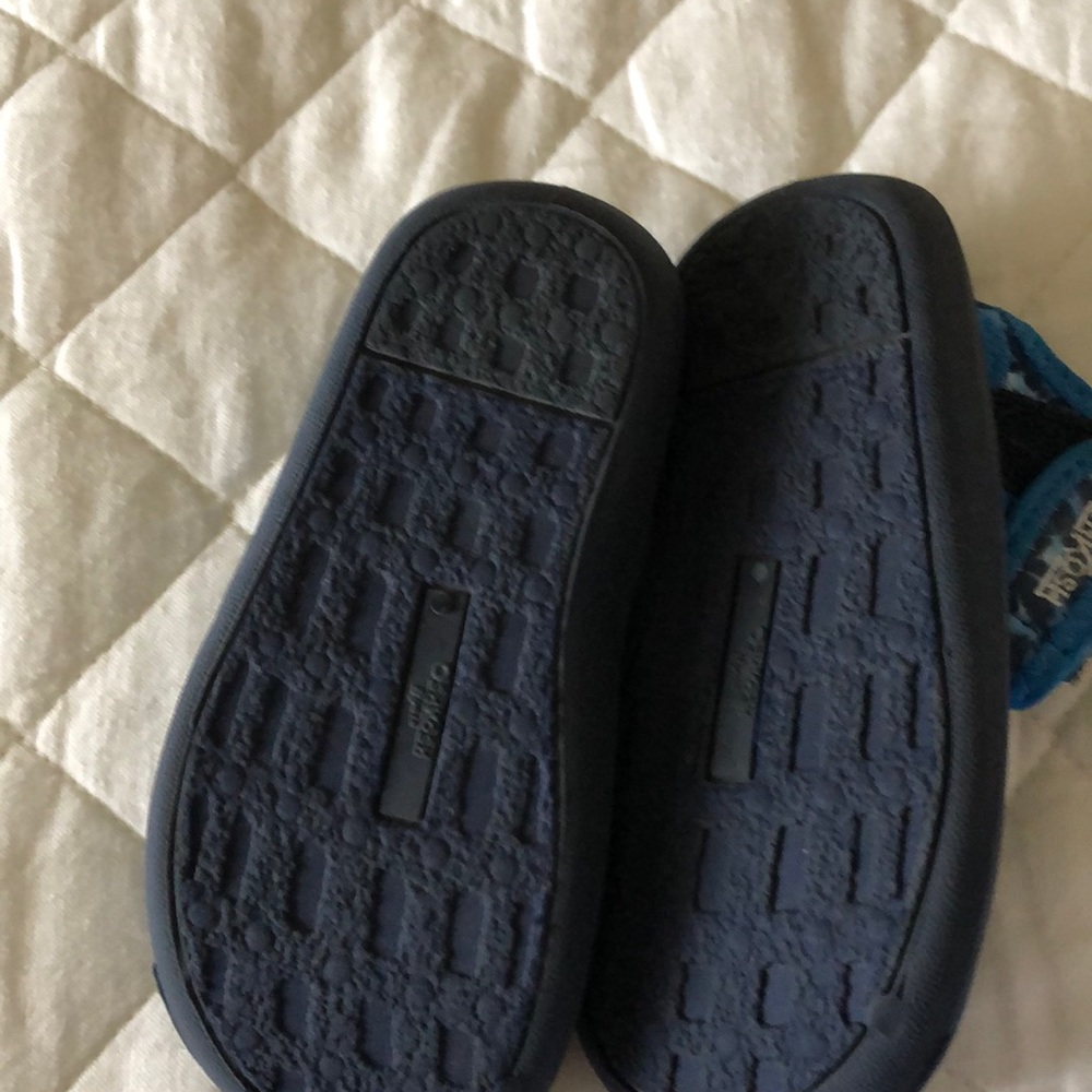 OshKosh Boy’s Water Shoes - Picture 3 of 3